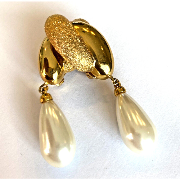 Signed Marvella Clip On Earrings Elegant Textured Goldtone & Faux Pearl Teardrop - Picture 6 of 6